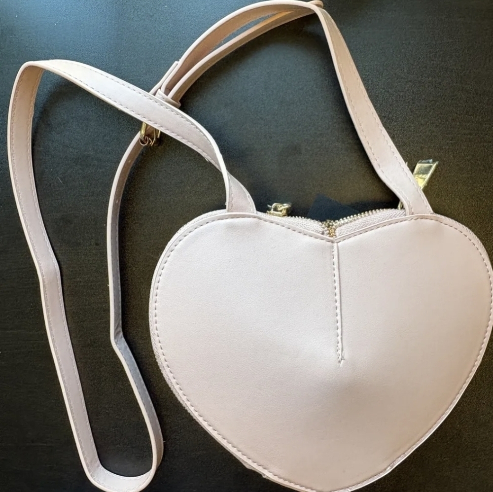 bebe Malou Heart Shaped Crossbody Bag in Pale Pink, NWT. - Picture 2 of 3